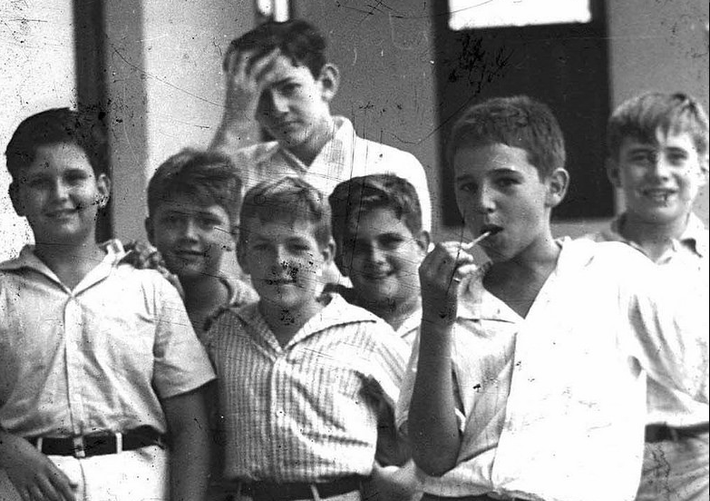 Fidel Castro, 14 tuổi, chụp hình với các bạn cùng lớp tại Trường Nuestra Senora de Dolores tại Santiago, Cuba, năm 1940. Ảnh: Jose Maria Patac.
