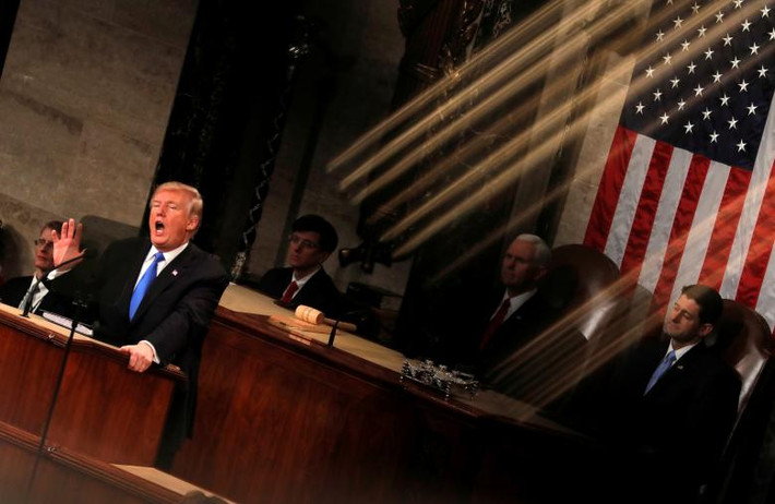 Tổng thống Trump phát biểu trước lưỡng viện Quốc hội trong khi Phó Tổng thống Mỹ Mike Pence ngồi phía sau.