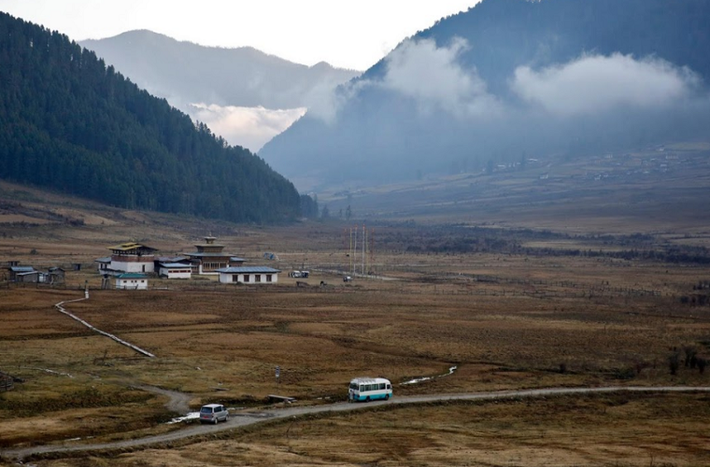 Hệ thống giao thông của Bhutan cũng phát triển hơn trước nối liền các thành phố và vùng nông thôn ở quốc gia này. Trong ảnh là một chiếc xe buýt di chuyển qua thung lũng Phibjika.