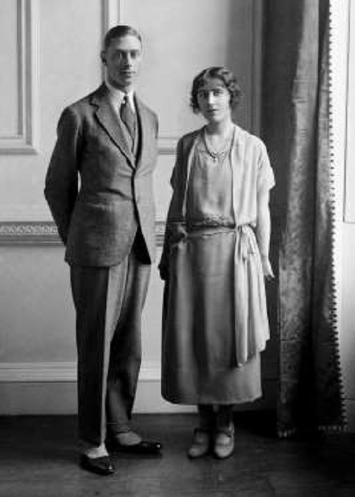 Quốc vương George VI của Anh và Hoàng hậu Elizabeth Bowes-Lyon trong bức ảnh đính hôn chính thức năm 1923. Ảnh: PA.