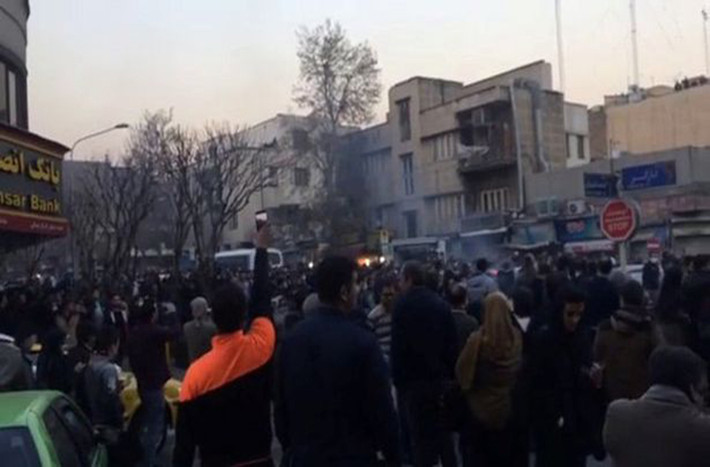 Cuộc biểu tình diễn ra tại nhiều thành phố của Iran, trong đó có thủ đô Tehran, Izeh, Kermanshah, Khorramabad, Shahinshahr và Zanjan,...Đây là làn sóng biểu tình chống chính phủ lớn nhất tại Iran kể từ năm 2009. Ảnh: Reuters.
