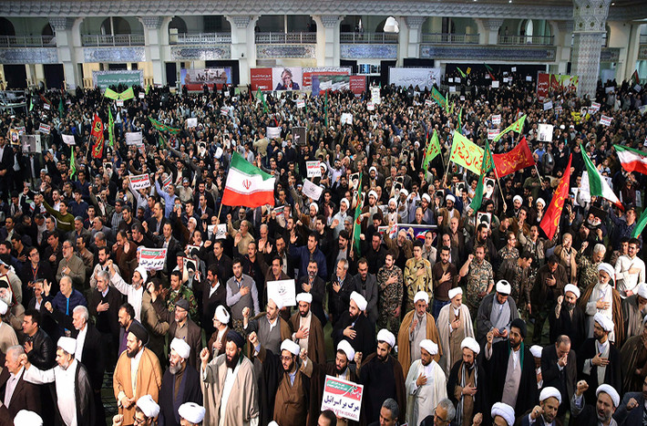 Người dân Iran đổ xuống đường biểu tình ở thủ đô Tehran hôm 30/12/2017. Ảnh: AP.