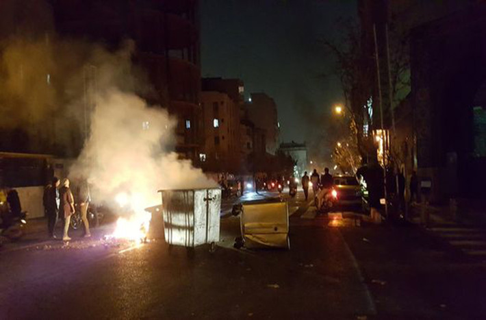 Trong khi đó, tại thành phố Najafabad, người biểu tình đã nổ súng vào lực lượng cảnh sát Iran, khiến một người thiệt mạng và ba người khác bị thương. Ảnh: Reuters.