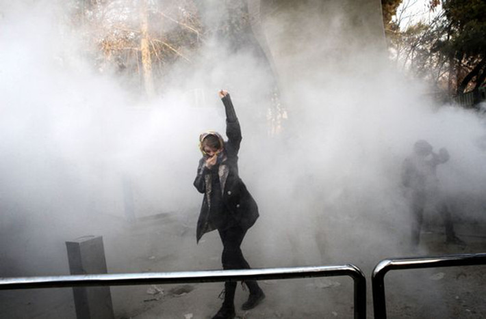 Một cô gái tham gia biểu tình tại trường Đại học Tehran hôm 30/12. Ảnh: AP.