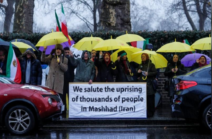 Theo hãng thông tấn Reuters, các cuộc biểu tình chống chính phủ ở Iran đã bước sang ngày thứ 6 liên tiếp. Báo cáo cho biết, trong ngày 31/12 đã có 13 người thiệt mạng và con số này có thể còn gia tăng. Ảnh: Reuters.