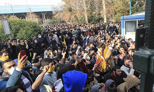 Các sinh viên tham gia biểu tình bên trong trường Đại học Tehran ngày 30/12/2017. Ảnh: AP.