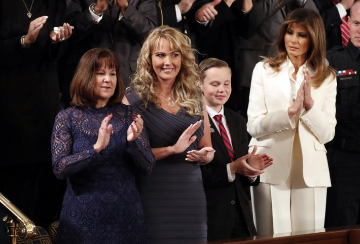 Đệ nhất phu nhân Melania vỗ tay khi đứng cạnh phu nhân của Phó Tổng thống Mỹ, Karen Pence.
