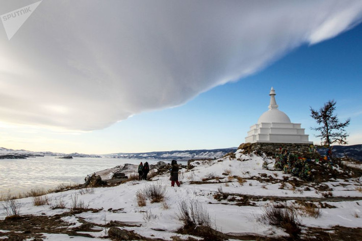 Hồ Baikal nằm ở phía nam Siberi thuộc Nga, giữa tỉnh Irkutsk ở phía tây bắc và Cộng hòa Buryatia ở phía đông nam. Ảnh: Bảo tháp Phật giáo ở khu vực hồ Baikal. Ảnh: Sputnik.