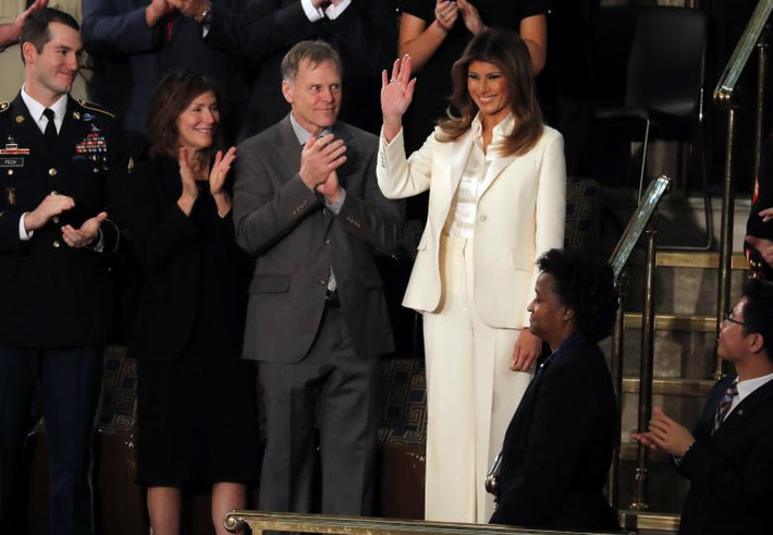 Đệ nhất phu nhân Mỹ Melania vẫy tay chào mọi người trước khi ông Trump đọc Thông điệp Liên bang 2018.