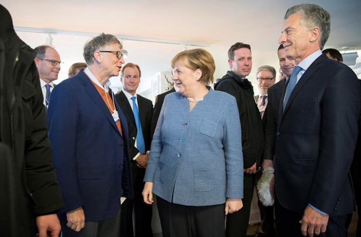 Thủ tướng Đức Angela Merkel trao đổi với Tổng thống Argentina Mauricio Macri và tỷ phú Bill Gates trong cuộc gặp tại Davos.