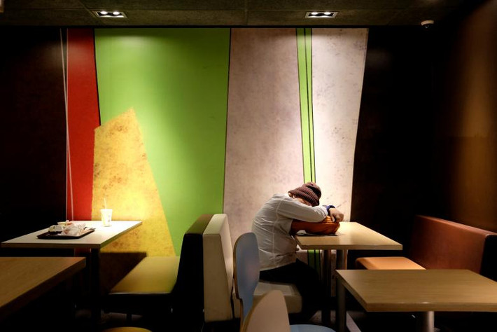 Một số người ngủ ngay tại nhà hàng McDonald ở quận Tsim Sha Tsui vào ban đêm.