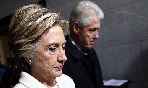 FBI được cho là đang xem xét các khoản tiền tặng cho Quỹ Clinton của vợ chồng cựu Tổng thống Mỹ. Ảnh: Los Angeles Times.