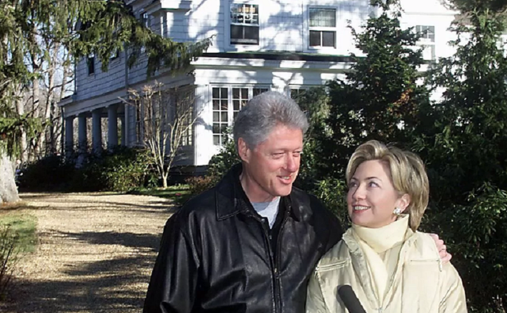 Vợ chồng ông Bill Clinton đứng trước tư dinh của gia đình ở khu Chappaqua, New York, năm 2000. Ảnh: Telegraph.