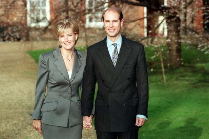 Hoàng tử Edward, con trai út của Nữ hoàng Elizabeth II, nắm tay hôn thê Sophie trong khu vườn của Cung điện St James sau khi lễ đính hôn của họ được thông báo năm 1999. Ảnh: PA.