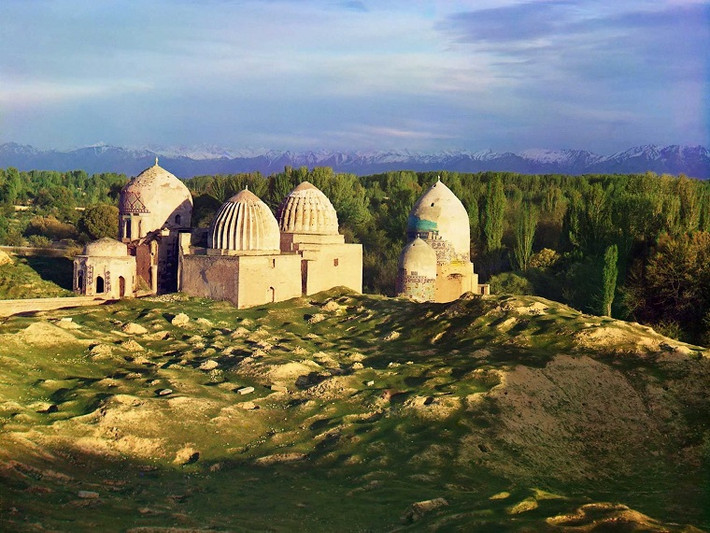Thánh đường Hồi giáo Shakh-i-Zindehb ở Samarkand tập trung nhiều ngôi mộ và nhà nguyện đặc biệt dành cho phụ nữ dưới triều đại Timur, người cai trị Trung Á trong khoảng thời gian 1370-1405.