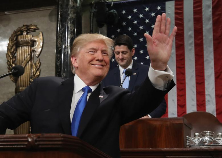 Tổng thống Trump vẫy chào mọi người trong lúc phát biểu trước lưỡng viện Quốc hội ngày 31/1.