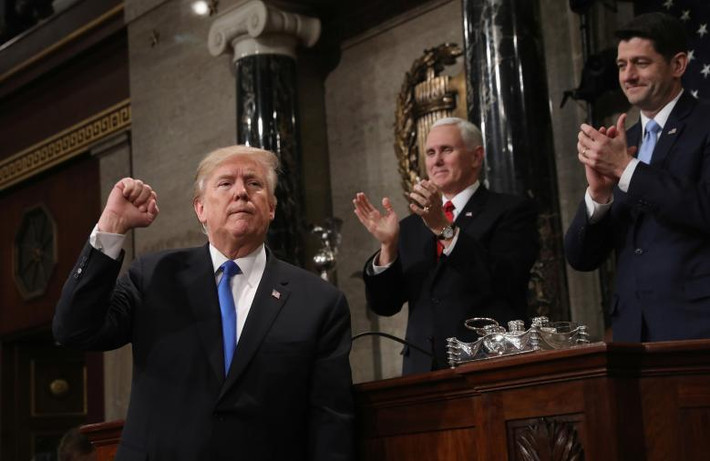 Tổng thống Trump giơ tay khi đọc Thông điệp Liên bang tại Quốc hội Mỹ. Được biết Thông điệp Liên bang đầu tiên của ông Trump dài tới hơn 5.000 từ và được chắp bút bởi chính các thành viên nội các.