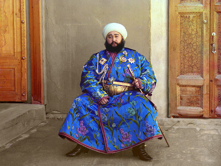 Chân dung Mohammed Alim Khan được nhiếp ảnh gia Prokudin-Gorskii chụp năm 1911. Ông là người cai trị cuối cùng Emirate of Bukhara - một quốc gia Trung Á.