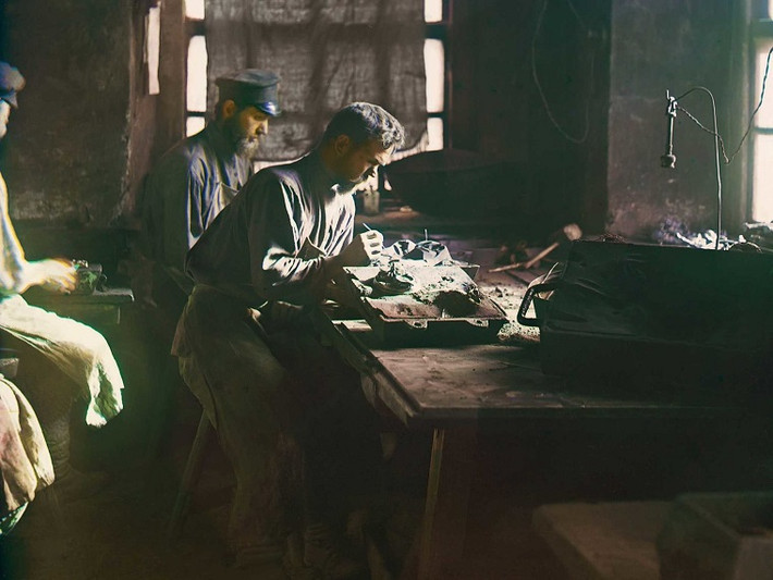 Bên trong nhà máy sắt Kasil năm 1910. Được biết, vào thời điểm đó, nhà máy được thành lập từ năm 1747 này có tới hơn 3.000 công nhân làm việc.