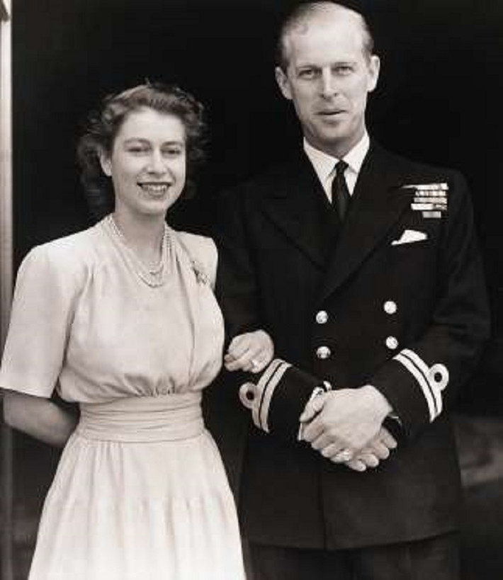 Nữ hoàng Elizabeth II và Hoàng thân Philip xuất hiện trước công chúng lần đầu tiên sau khi thông báo lễ đính hôn tại Cung điện Buckingham năm 1947. Đây là một trong những cặp đôi Hoàng gia Anh nổi tiếng và được ngưỡng mộ nhất. Ảnh: Getty Images.