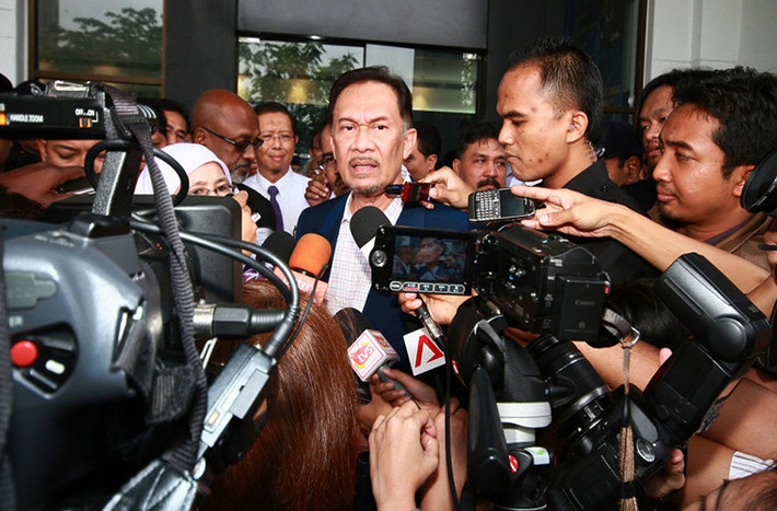 Lãnh đạo phe đối lập Malaysia Anwar Ibrahim (trung tâm) bị bắt hồi năm 2008 với cáo buộc tấn công tình dục một trợ lý nam của ông này. Được biết, Anwar lĩnh án 5 năm tù.