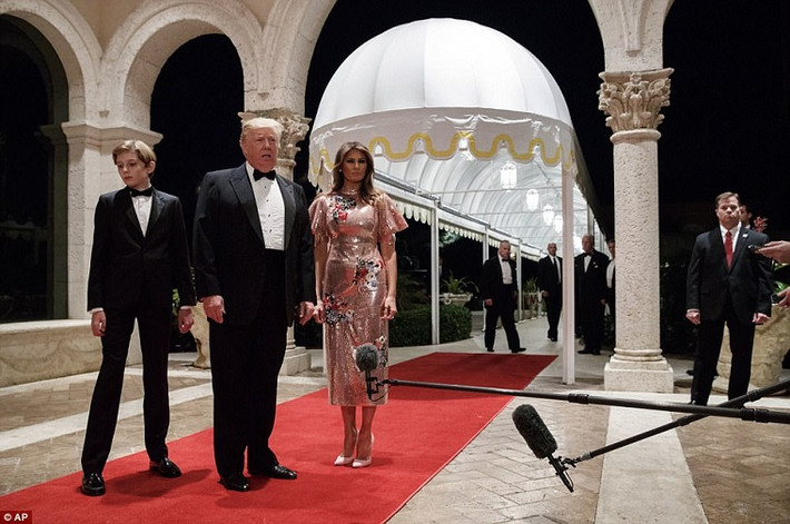 Theo Daily Mail, Tổng thống Trump và gia đình đã đón năm mới 2018 bằng một bữa tiệc sang trọng tại câu lạc bộ riêng ở khu nghỉ dưỡng Mar-a-Lago, bang Florida. Ảnh: AP.
