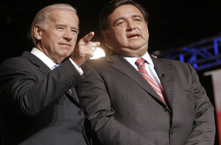Năm 2000, Bộ trưởng Năng lượng Bill Richardson đã dành thời gian cùng gia đình đi nghỉ mát trên bãi biển ở Maryland. Họ ăn tối và uống bia dưới sự bảo vệ của các nhân viên Mật vụ Mỹ.