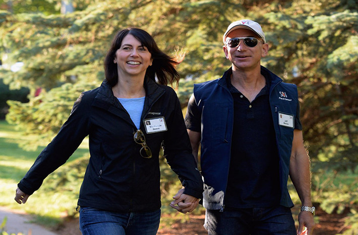 Năm 1994, hai vợ chồng tỷ phú Bezos xin nghỉ việc tại D.E.Shaw và chuyển tới Seattle để thành lập Amazon.