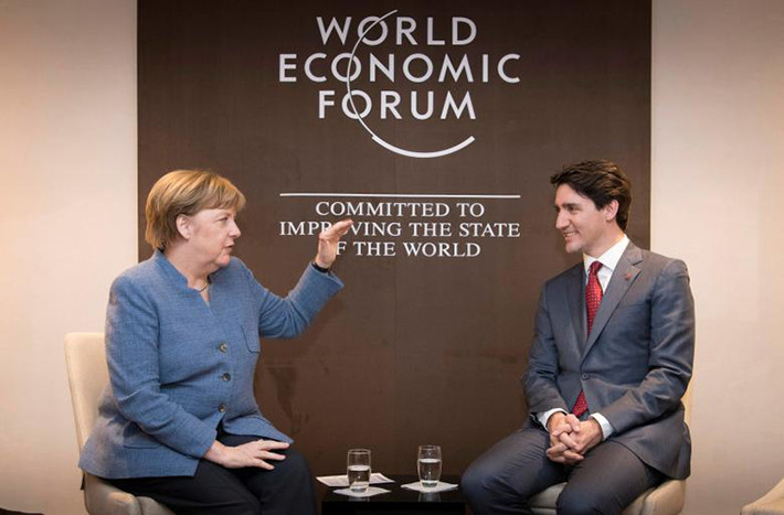 Thủ tướng Đức Angela Merkel trao đổi với người đồng cấp Canada Justin Trudeau.