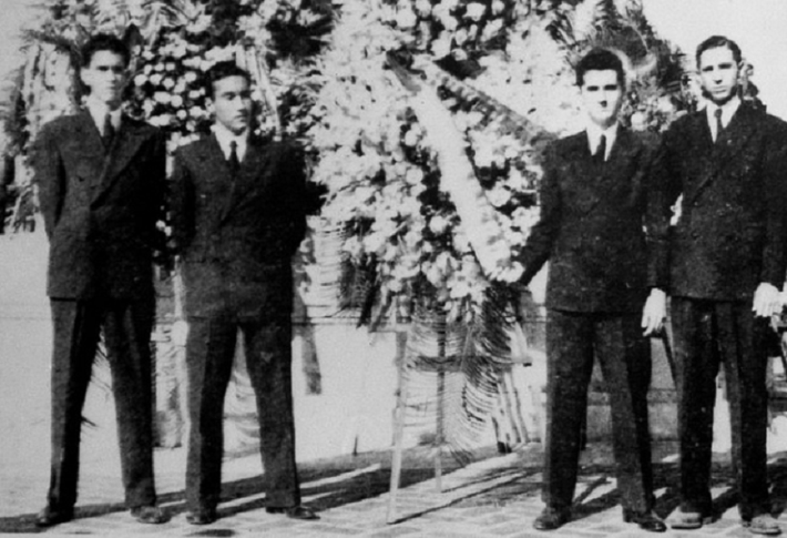 Năm 1945, Fidel Castro (phải) chuyển đến học ở trường Jesuit-run El Colegio de Belen, thủ đô La Habana.