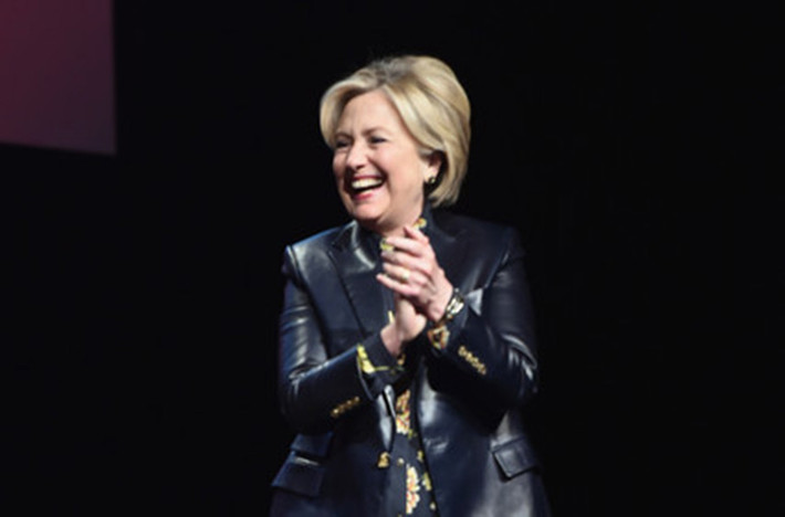 Bà Hillary Clinton cười tươi khi đứng phát biểu trên sân khấu tại Trung tâm Hội nghị Los Angeles ở California ngày 15/12/2017. Ảnh: Zimbio.