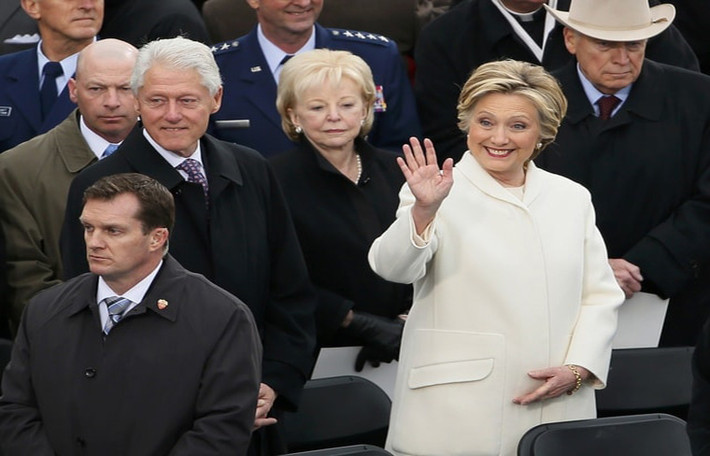 Đầu năm 2017, bà Hillary cùng chồng, cựu Tổng thống Mỹ Bill Clinton, đã tới tham dự lễ nhậm chức của Tổng thống Trump ở thủ đô Washington hôm 20/1. Ảnh: Reuters.