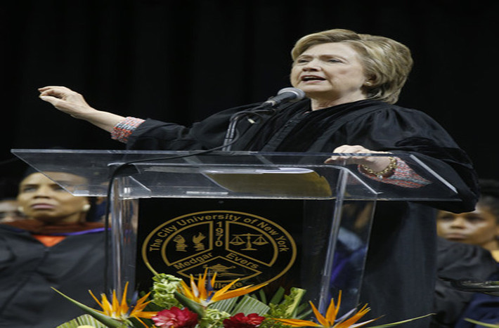 Cựu Đệ nhất phu nhân Mỹ Hillary Clinton phát biểu tại buổi lễ tốt nghiệp tại trường Medgar Evers ở Brooklyn ngày 8/6/2017. Ảnh: Zimbio.