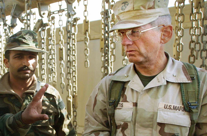 Mattis đăng ký vào lực lượng dự bị của Quân đoàn Thủy quân lục chiến Mỹ năm 1969 và trở thành Thiếu úy sau khi tốt nghiệp Đại học Trung tâm Washington với tấm bằng cử nhân lịch sử năm 1971.
