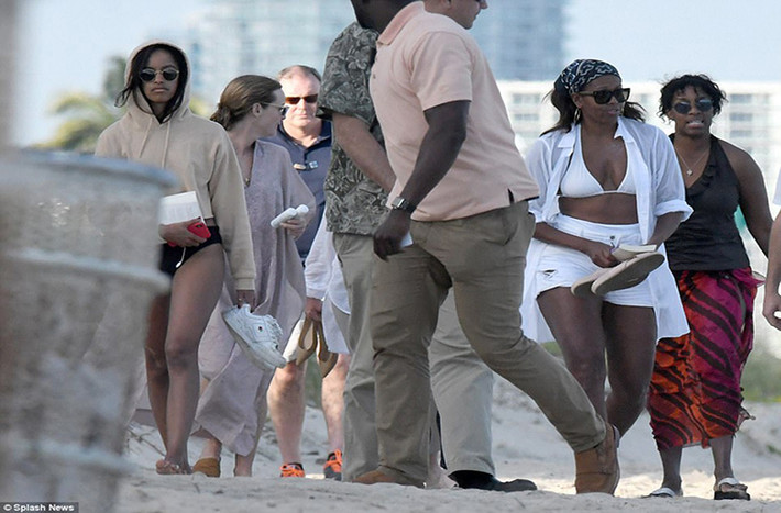 Theo báo Daily Mail, cựu Đệ nhất phu nhân Mỹ Michelle Obama và con gái Malia 19 tuổi đã tận hưởng kỳ nghỉ ấm áp trên bãi biển ở thành phố Miami Beach cuối tuần qua. (Nguồn ảnh: Daily Mail)