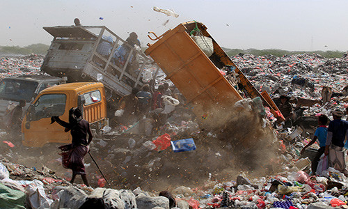 Bãi rác này là nguồn thức ăn của cả gia đình Ruzaiq và hàng trăm người tị nạn Yemen khác. "Chúng cháu tìm đồ ăn và thức uống thừa bị vứt bỏ trong bãi rác đó", Ayoub Mohammed Ruzaiq, 11 tuổi, chia sẻ.