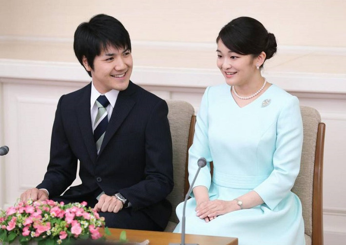 Công chúa Mako, con gái của Hoàng tử Akishino và Công nương Kiko, đã gặp Komuro khi hai người cùng học tại trường Đại Học Cơ Đốc Giáo Quốc Tế Tokyo. Và Komuro đã cầu hôn công chúa sau một năm họ gặp gỡ làm quen. Ảnh: Japan Times.