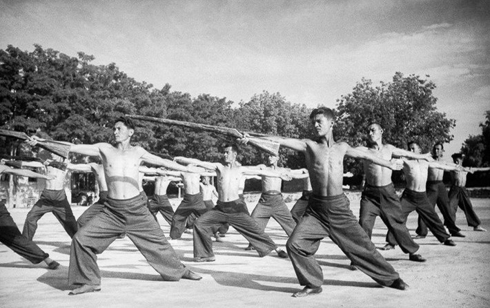 Các nam thanh niên tập luyện trong một sân vận động hồi năm 1940.