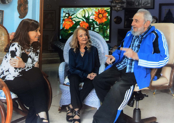 Tổng thống Argentina khi đó là Cristina Femandez thăm Chủ tịch Cuba Fidel và phu nhân, Dalia Soto del Valle (giữa) ngày 26/1/2014.