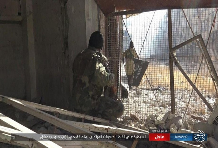 Ngoài ra, truyền thông của IS khẳng định nhóm khủng bố này đã tiêu diệt 6 chiến binh Jaysh al-Islam và làm bị thương 30 tay súng khác. Ảnh: AMN.