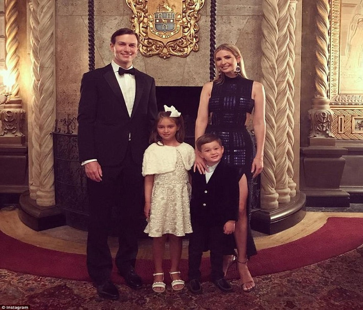 “Chúc mừng năm mới”, Ivanka viết khi đăng bức ảnh gia đình lên tài khoản Instagram cá nhân. Ảnh: Instagram.