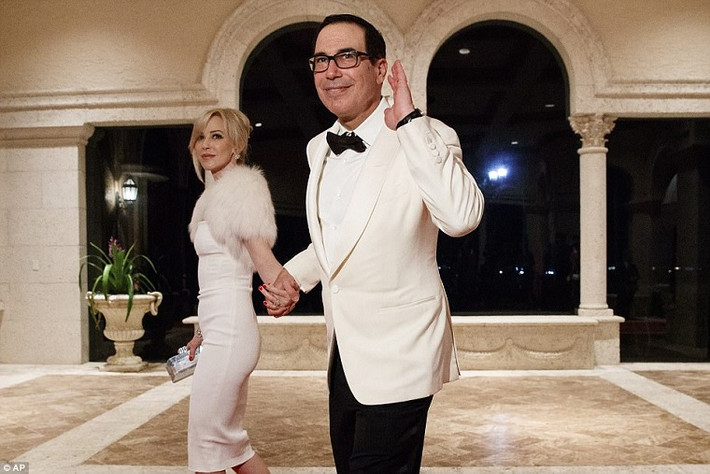 Bộ trưởng Tài chính Mỹ Steven Mnuchin và vợ, Louise Linton, tay trong tay tới dự tiệc. Ảnh: AP.