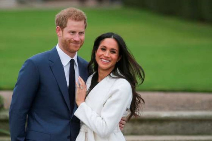 Hoàng tử Harry và hôn thê, nữ diễn viên người Mỹ Meghan Markle, tại vườn Sunken ở Cung điện Kensington, sau khi hai người thông báo lễ đính hôn năm 2017. Ảnh: Getty.