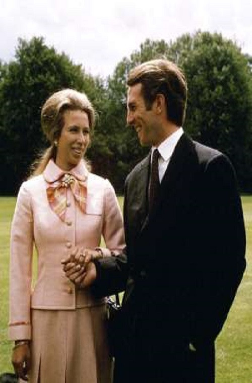 Bức ảnh chụp Công nương Anne và hôn phu Mark Phillips tại cung điện Buckingham sau khi lễ đính hôn của họ được công bố năm 1973. Ảnh: PA.