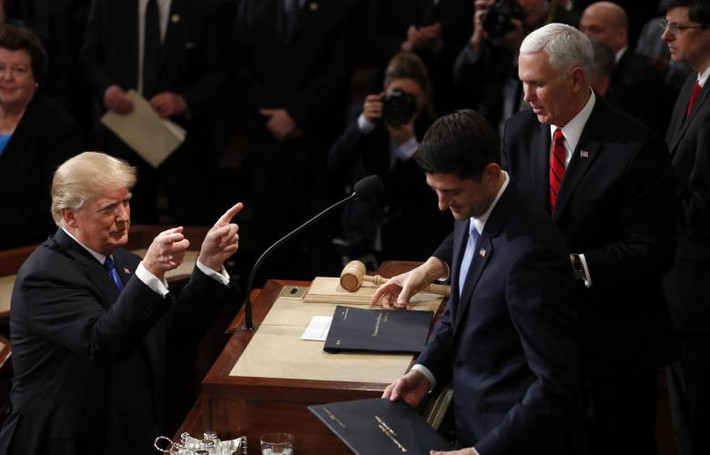 Tổng thống Trump chỉ tay về phía Phó Tổng thống Mỹ Mike Pence và Chủ tịch Hạ viện Mỹ Paul Ryan. (Nguồn ảnh: Reuters)
