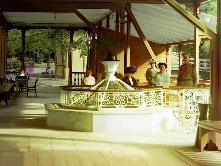 Thị trấn Borzhomi nằm dưới sự kiểm soát của đất nước Nga vào những năm 1820 và được phát triển thành một khu nghỉ dưỡng nhờ nguồn nước khoáng dồi dào.