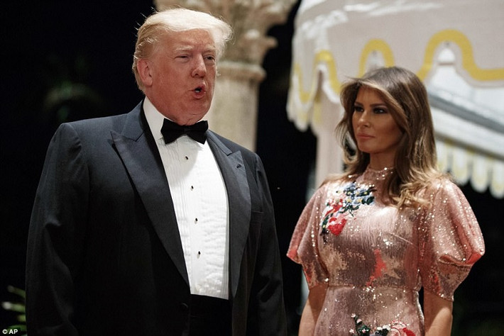 Đệ nhất phu nhân Mỹ Melania diện chiếc váy lộng lẫy có giá trị lên tới 4.000 USD tại bữa tiệc. Ảnh: AP.