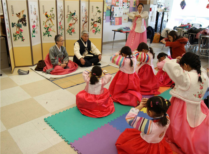 Trong những ngày Tết, người dân xứ xở kim chi Hàn Quốc thường đi lễ, thăm các cung điện hoàng gia và làng nghề truyền thống. Ảnh: Korea.net.