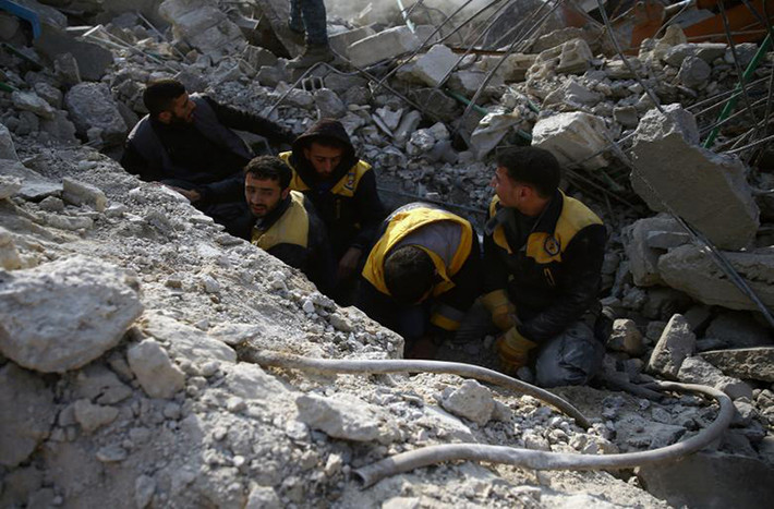 Lực lượng Phòng vệ Dân sự Syria tìm kiếm nạn nhân còn sống dưới đống đổ nát ở thị trấn Hamoria, Đông Ghouta, ngày 9/1.