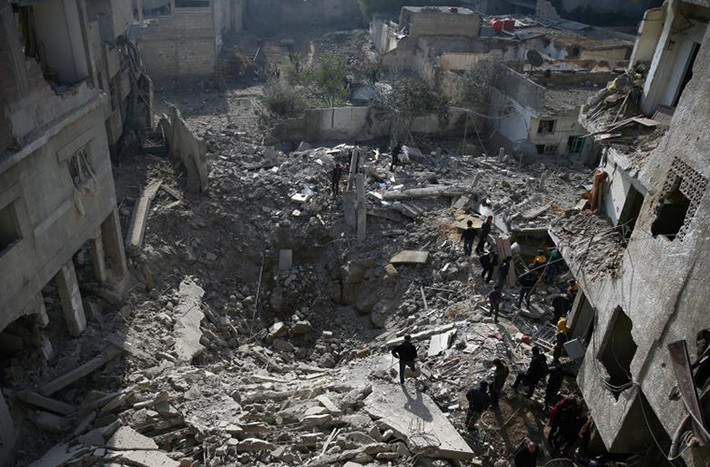 Nhiều ngôi nhà đã bị phá hủy hoàn toàn trong một đợt không kích ở khu Saqba, Đông Damascus, Syria, hôm 9/1.